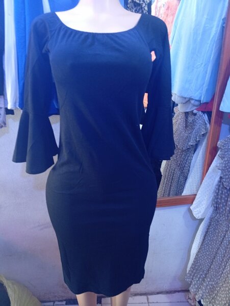 Robe noire chic à manches longues