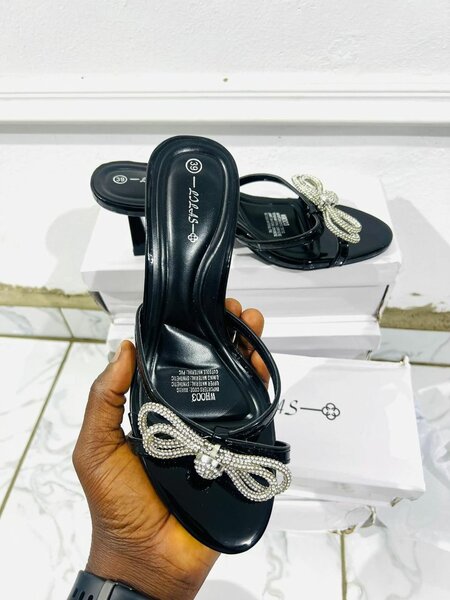 Sandales élégantes avec bijoux