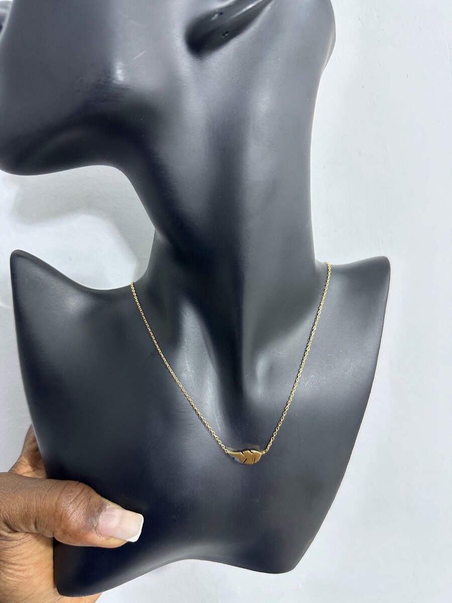 Elegant Gold Pendant Necklace