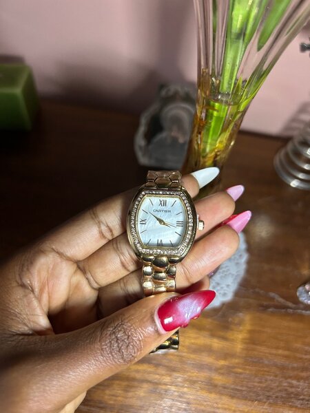 Montre en or élégante femme