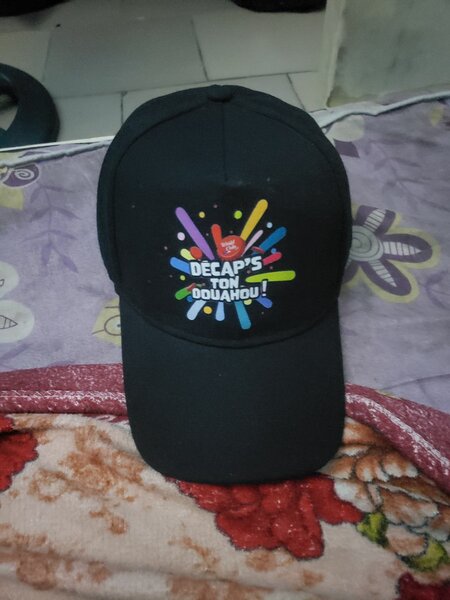 Casquette noire colorée