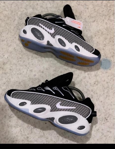 Baskets noires et blanches modernes