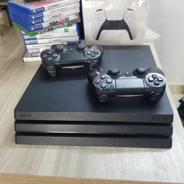 PS4 PRO+20JEUX 2MANETTES