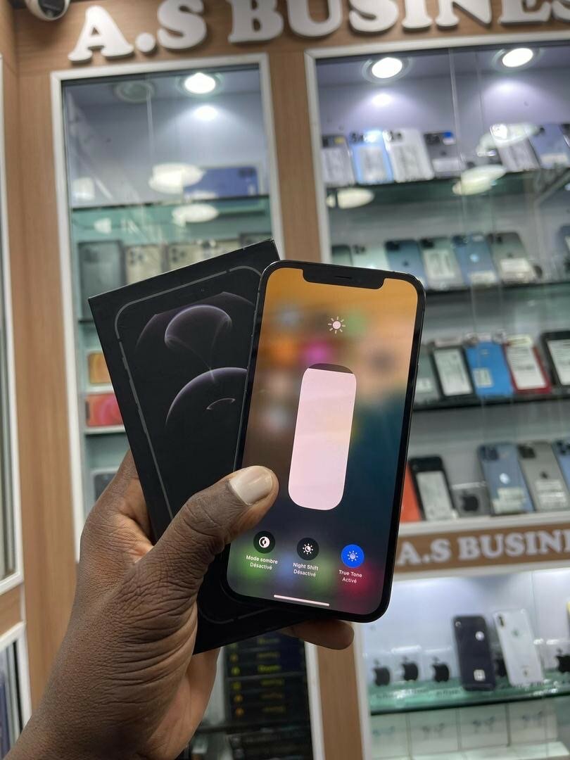 iPhone 12 Pro 128go quasi neuf avec son carton