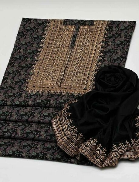 Reshmi daga suit