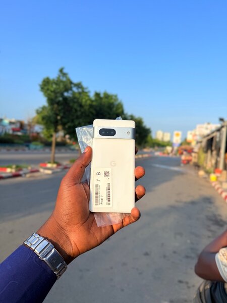 Google pixel 7 = 128Gb Ram 8