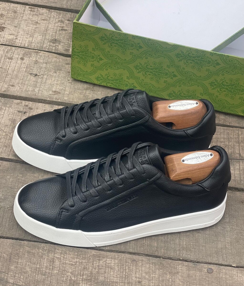 TOMMY HILFIGER BLACK AND WHITE