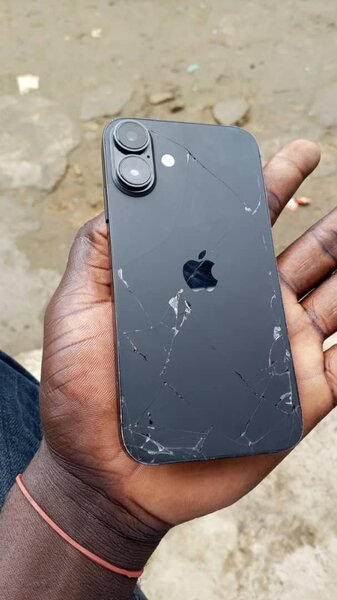 iPhone cassé debout noir