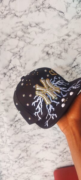 Casquette noire strassée