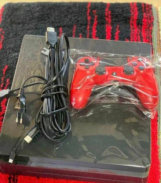 Console de jeu avec manette rouge