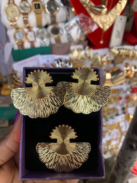 Boucle d’oreille et bague