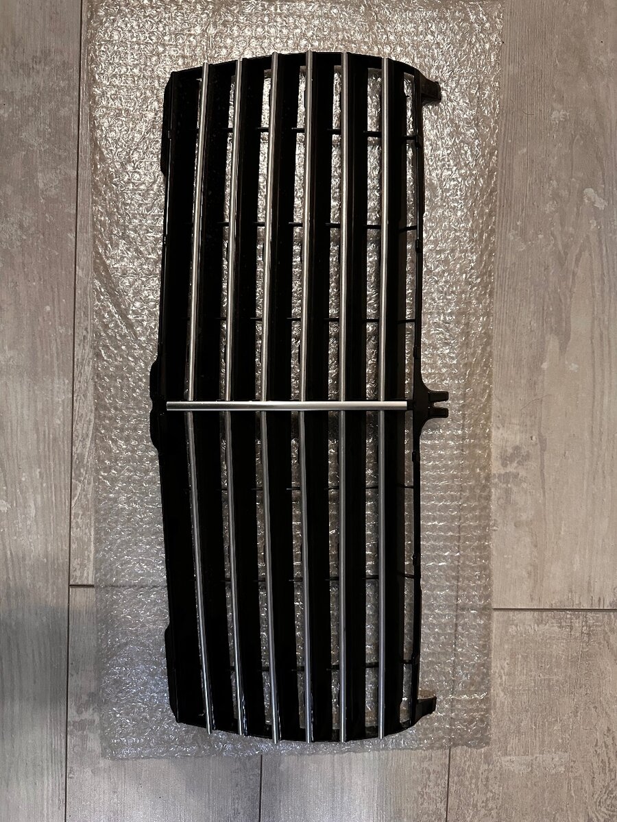 Решётка радиатора (гриль) без хрома на Mercedes-Benz W124