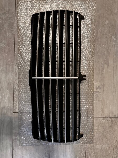 Решётка радиатора (гриль) без хрома на Mercedes-Benz W124