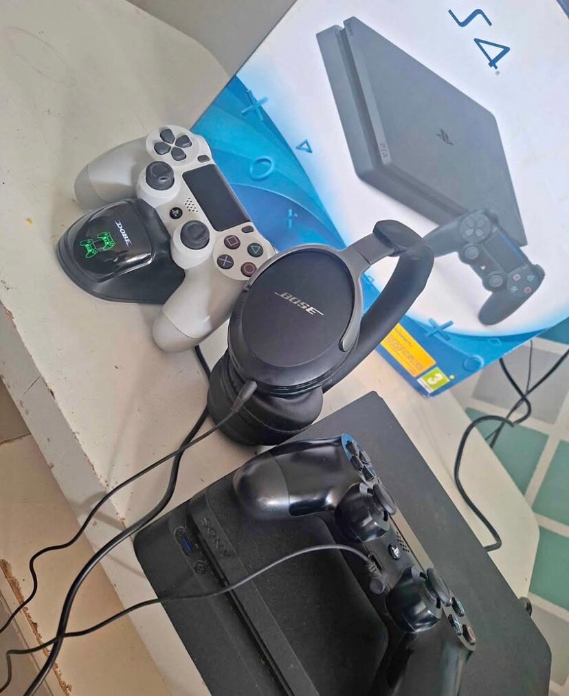Console PS4 Slim avec manettes