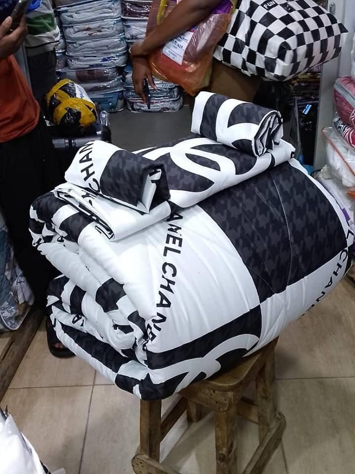 1 Duvet ,2 pillow cases and 1 flat sheet with print