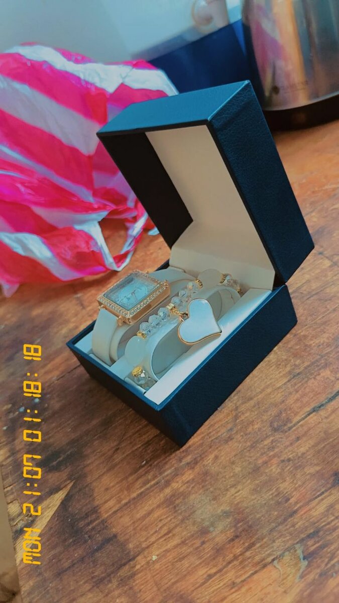 Montre élégante blanc + coffre