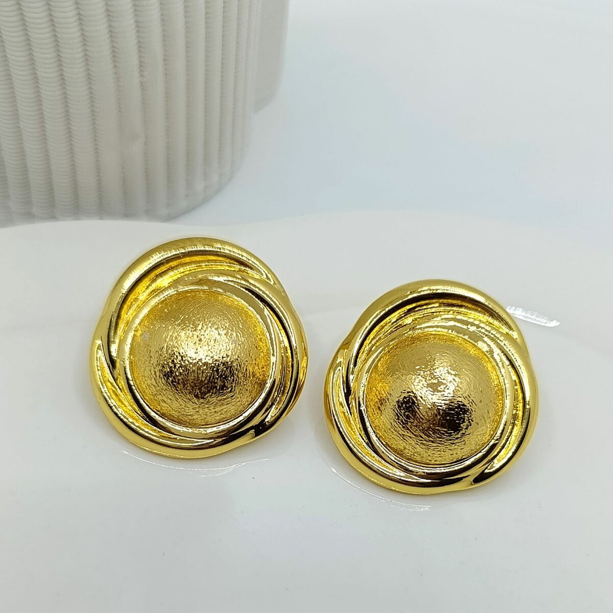 Boucles d'oreilles dorées élégantes