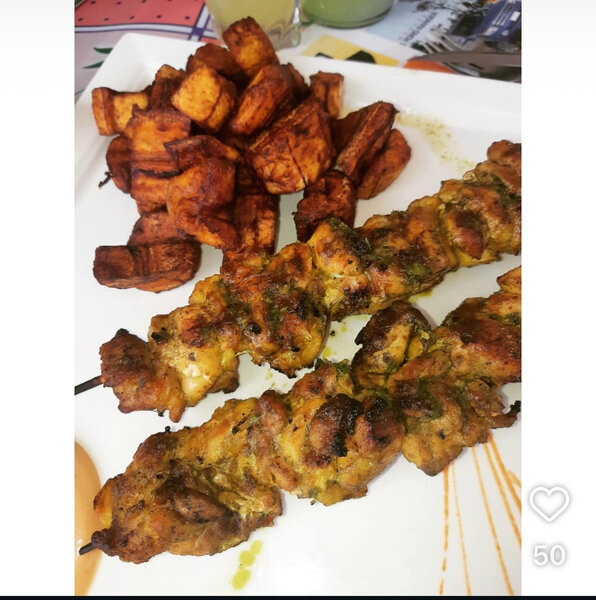 Alloco et brochettes de poulet