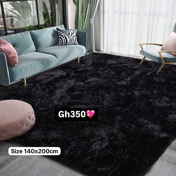 Fluffy carpet black