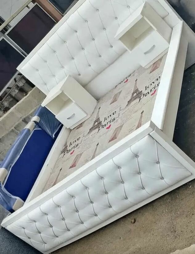 Lit capitonné blanc élégant