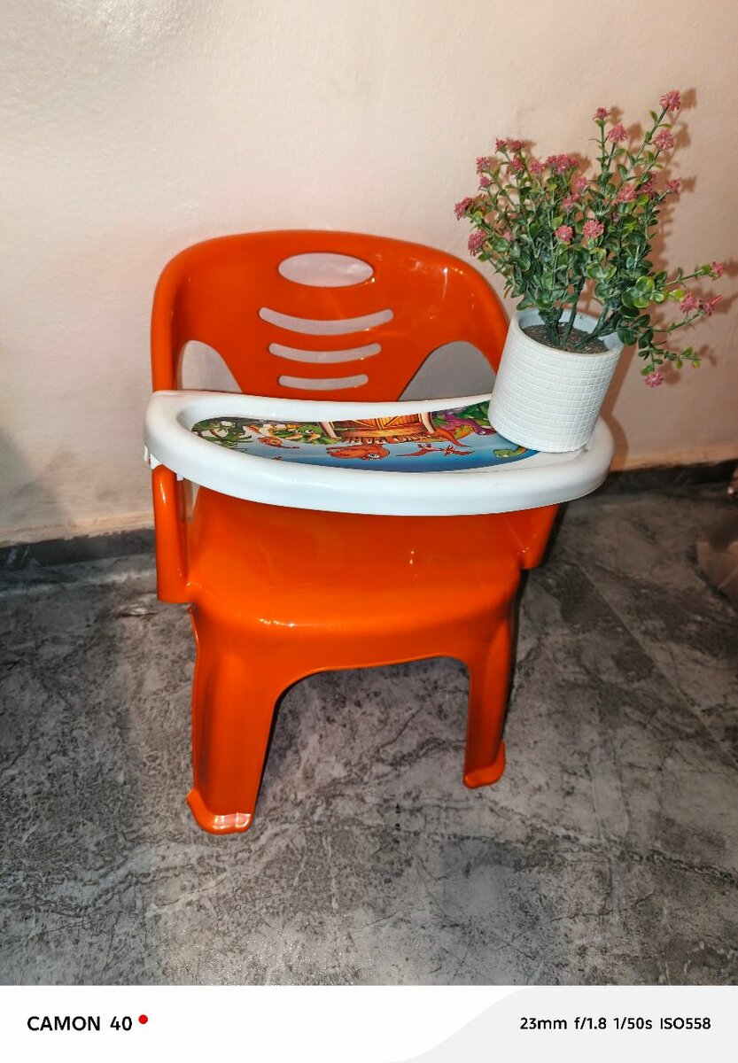 Chaises bébé colorées avec tablette