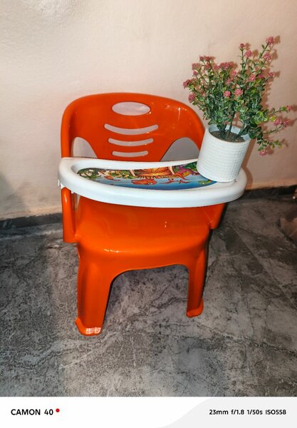 Chaises bébé colorées avec tablette