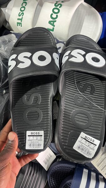 Claquettes BOSS élégantes homme