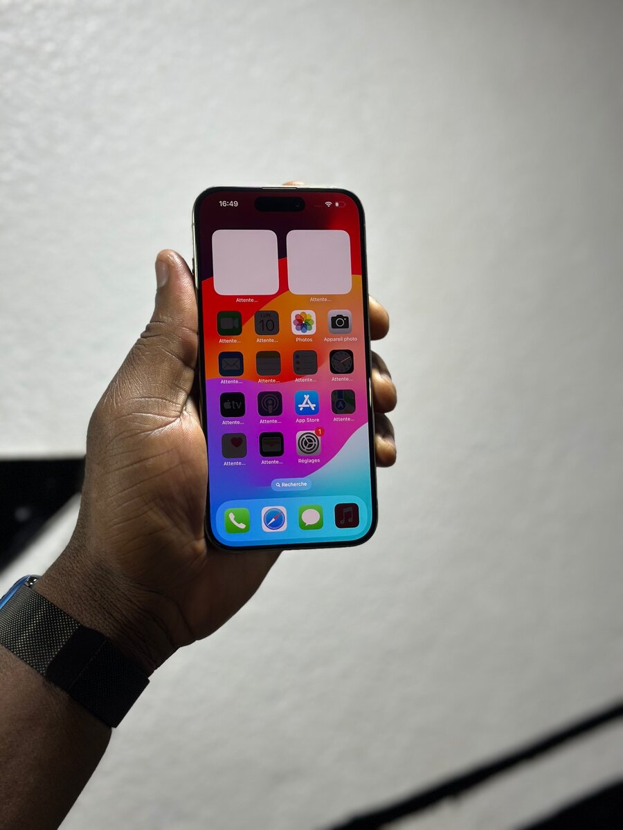 iPhone 15 pro 128Go CE avec carton appareil sous garantie