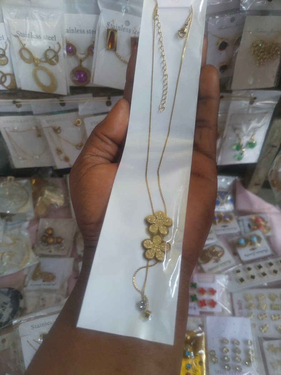 Collier fleur en acier doré