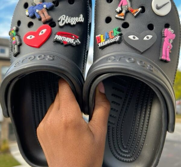 Crocs colorés et personnalisés