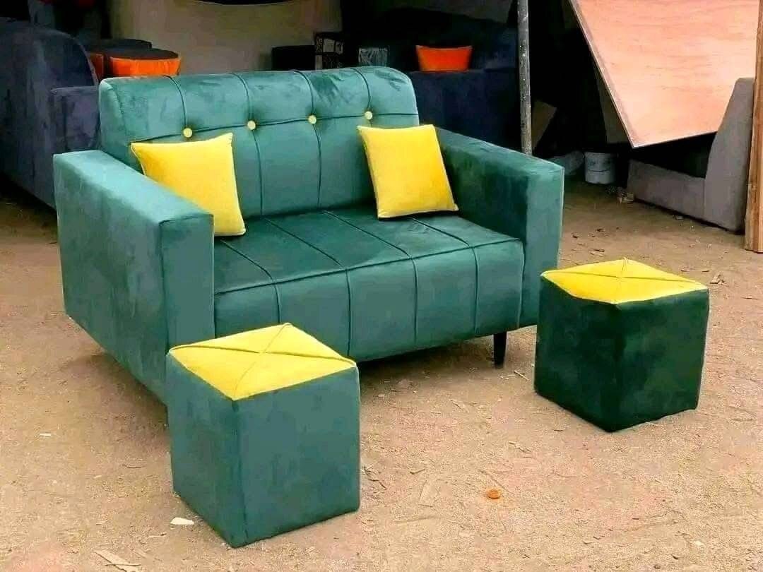 Canapé moderne avec poufs