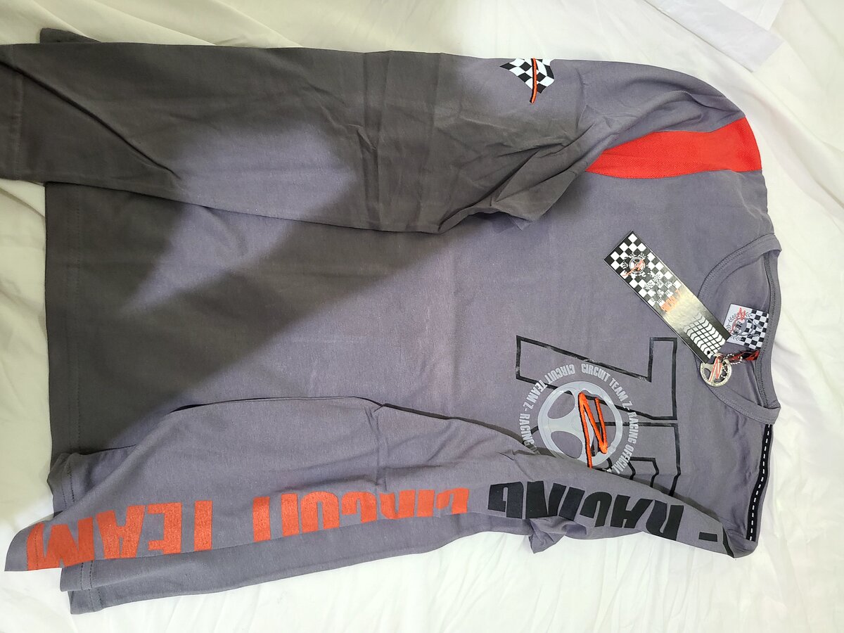 Long-sleeved t-shirt