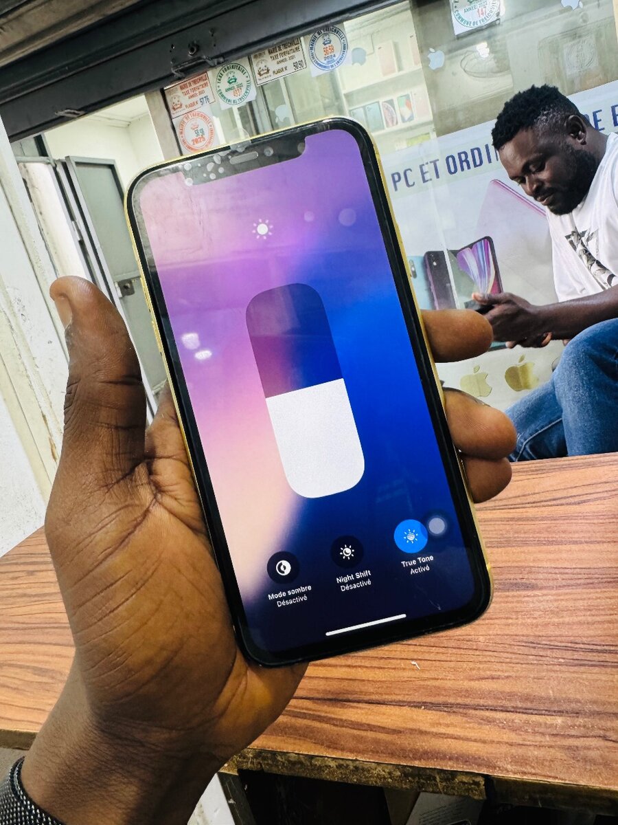 iPhone 11 Jaune 64giga sans ID