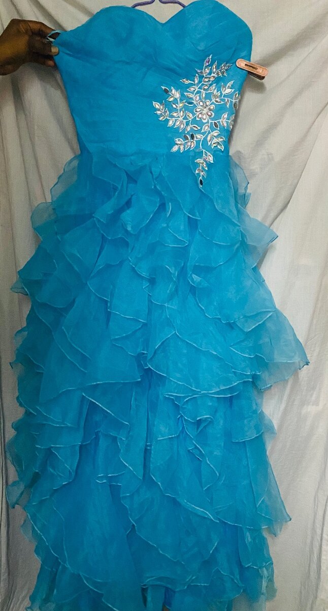 Robe de bal bleu à volants