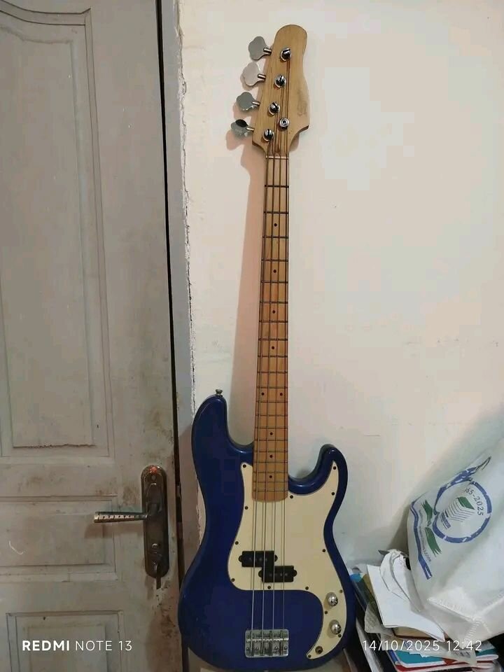 Guitare électrique bleue