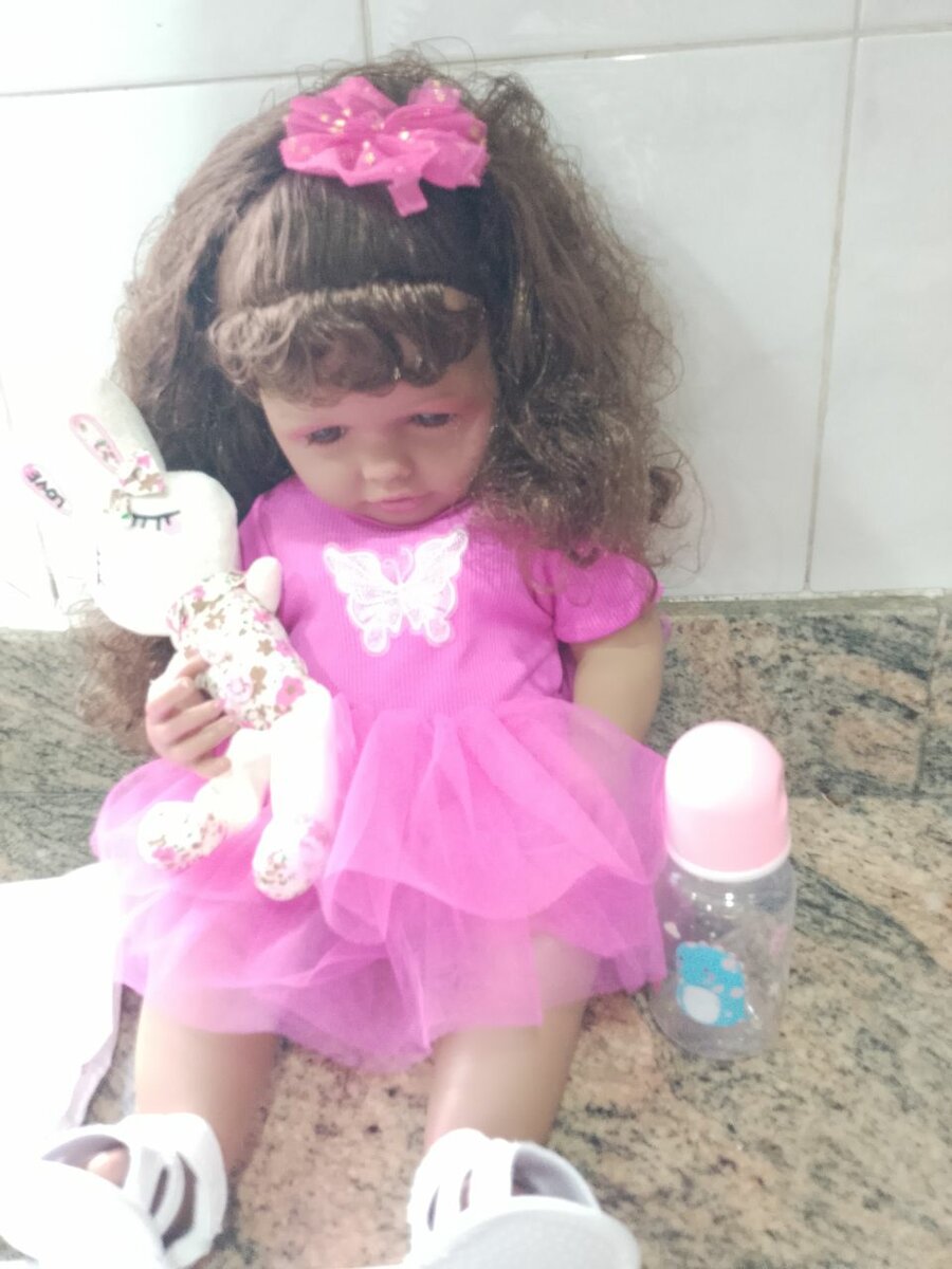 Poupée réaliste en tenue rose