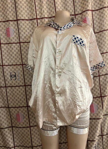 Pyjama en satin à motif géométrique