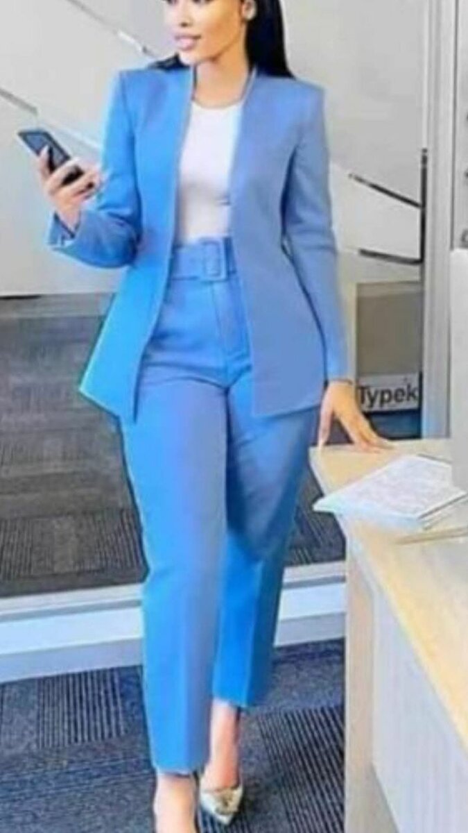 Tailleur élégant bleu femme