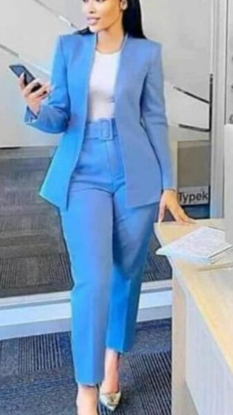 Tailleur élégant bleu femme