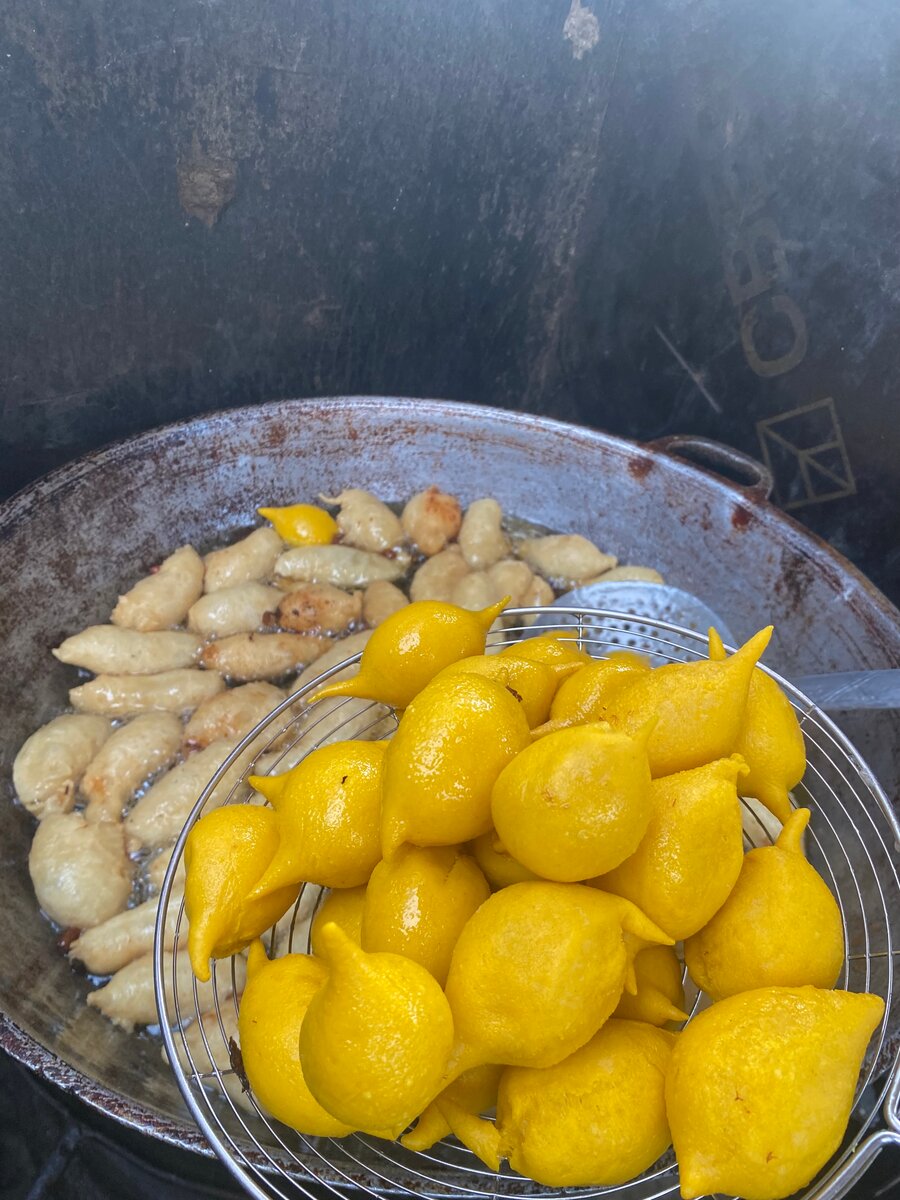 Beignets jaune aux vermicelles