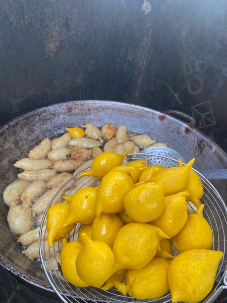 Beignets jaune aux vermicelles