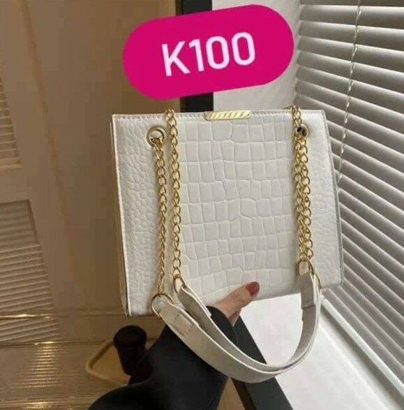 Fashionable and high-quality women's handbag white