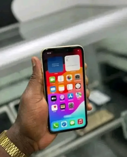 iPhone jaune avec écran Retina