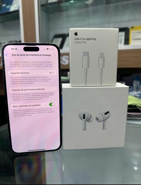 iPhone avec AirPods et câble