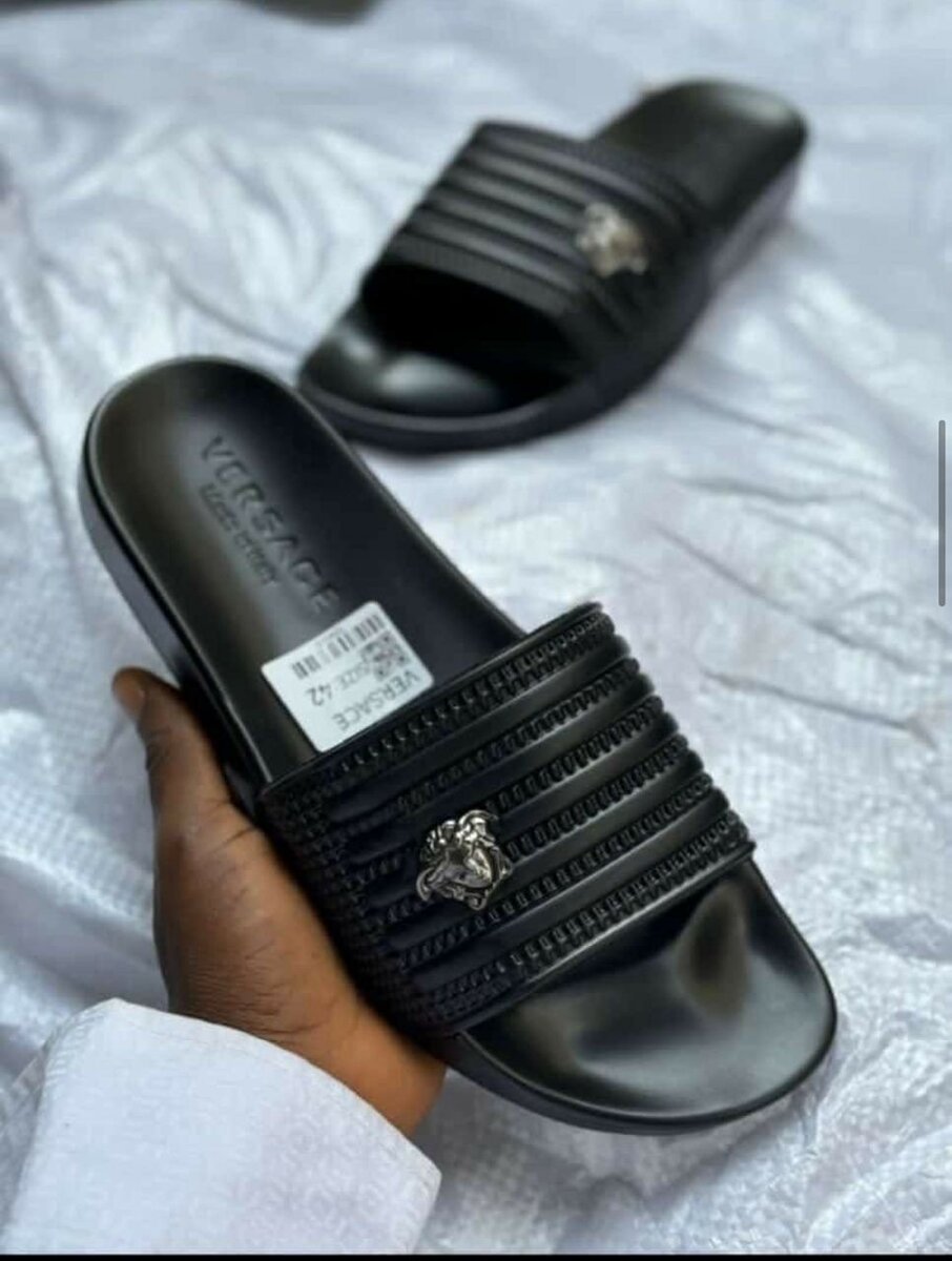 Claquettes noires élégantes homme