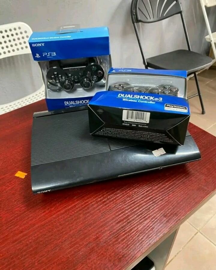 Console Sony PS3 avec manettes