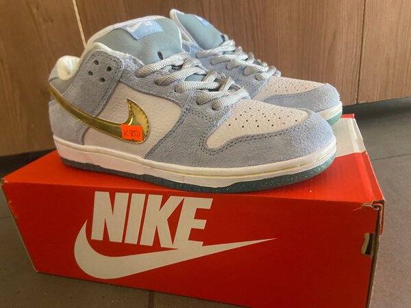 QUALITY NIKES IN BOX SIZE 7UK