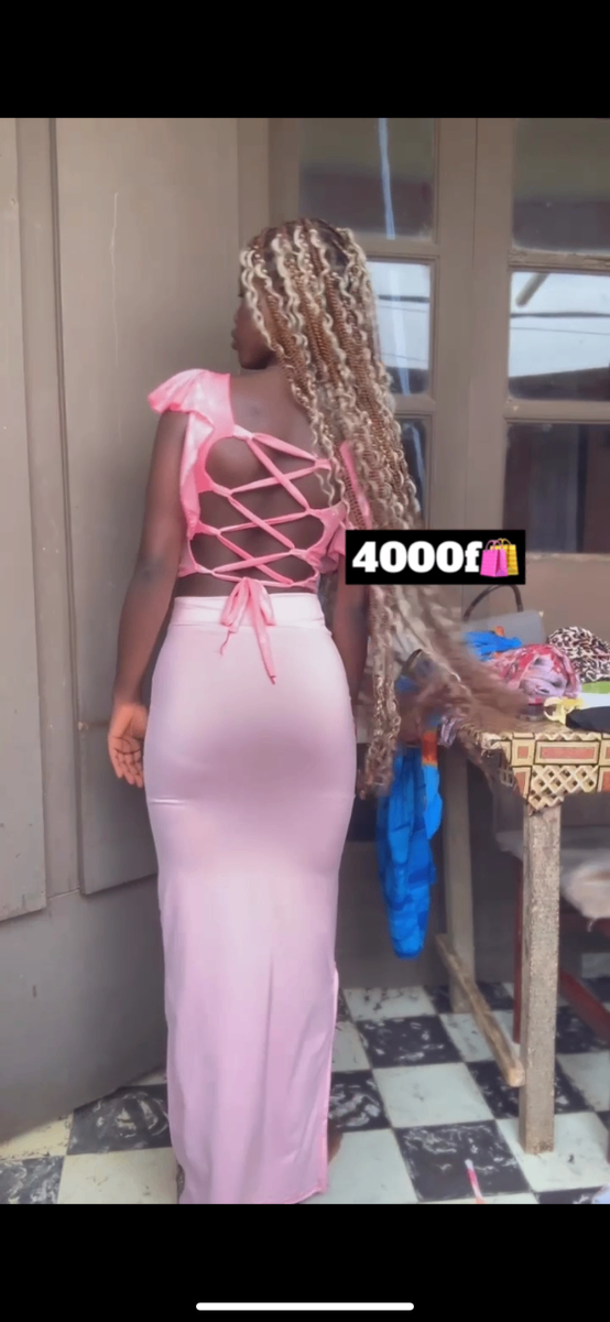 Robe longue satinée rose