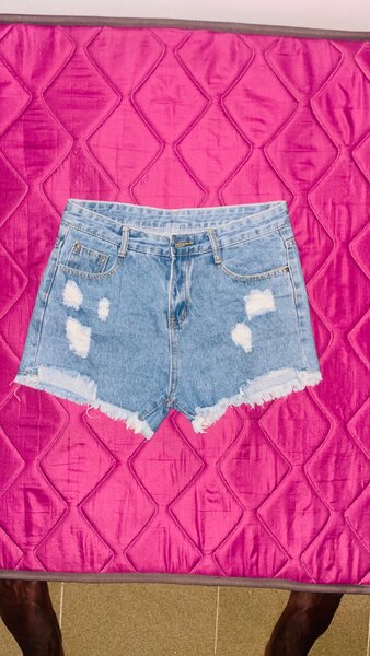 Short en jean déchiré femme