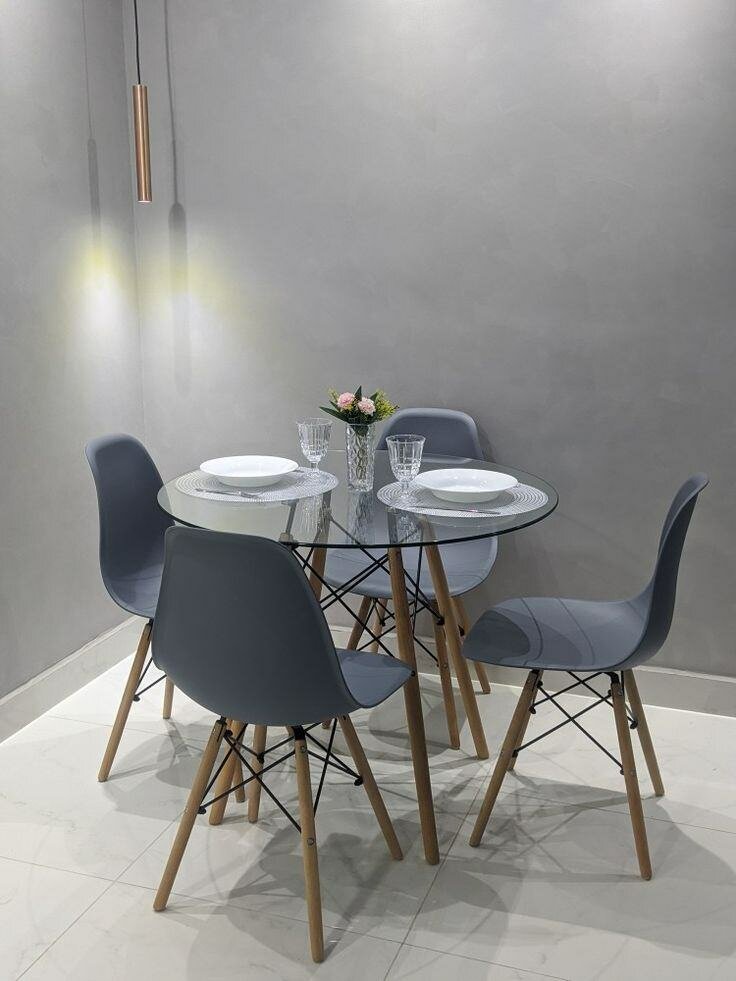 Table à manger solide et éléga